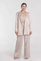 Blazer blanco de corte recto, con solapas y bolsillos laterales.