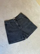 Bermuda negra de tiro medio/bajo y calce baggy.