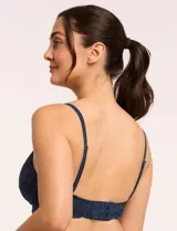 Bralette de encaje floral azul, marca Montelle. Bajo busto sin aro y sin relleno, con forro interno en microtul elastizado. Abrocha detrás en tres posiciones, con breteles fijos y de largo regulable.