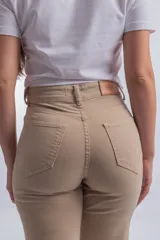 Pantalón de jean blanco de corte recto y tiro alto, con costuras a la vista en color crudo.