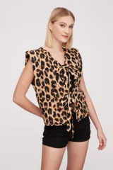 Chaleco con estampado animal print, cuello en V y lazo en la cintura.