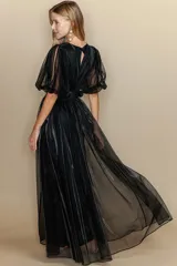 Vestido largo negro de tul con escote en V, mangas cortas abullonadas y cinturón con hebilla redonda.