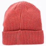 Gorro de lana tejido color salmón con etiqueta de cuero con el logo de Merrell.