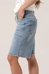Bermuda de jean celeste con lycra y mini roturas.