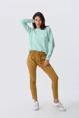 Sweater tejido de acrílico color menta, con cuello redondo y mangas largas.