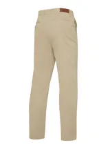 Pantalón chino color beige de corte recto, con bolsillos laterales y traseros.