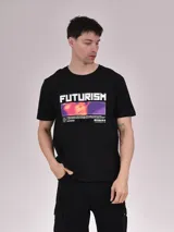 Remera negra de manga corta con estampado rectangular con la palabra "FUTURISM" en blanco y un diseño abstracto en tonos violeta, naranja y blanco.