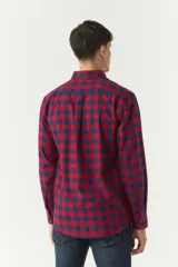 Camisa de viyela a cuadros rojos y azules, corte regular y logo bordado.