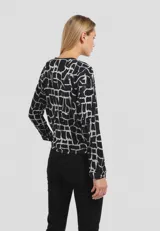 Campera manga larga de algodón con bolsillos, capitoneado, estampado y vivos.