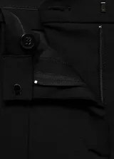 Pantalón de vestir negro de corte recto, con tiro medio y bolsillos laterales.