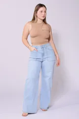 Pantalón de jean celeste, corte wide leg, tiro alto y con lycra.