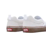 Zapatillas slip-on de skate en color blanco con suela de goma clásica, diseño minimalista.