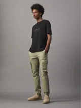 Remera negra de algodón regenerado con cuello redondo y logo Calvin Klein Jeans brillante en el frente.