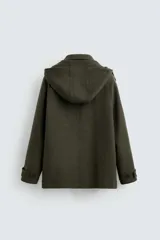 Parka color verde oscuro confeccionada en tejido con lana, corte regular, cuello solapa con capucha desmontable, manga larga con puño ajustable, bolsillos de vivo en cadera y cierre frontal con cremallera oculta por solapa con botones a presión.