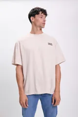 Remera beige de corte oversize con estampa en la espalda que dice 'Urban Jungle, street art brings life to urban spaces' y el nombre de la galería 'Spectrum Gallery, MN'.