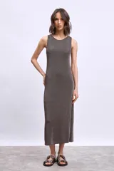 Vestido midi de punto color gris topo, sin mangas y corte ajustado.
