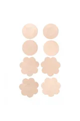 Cubre pezones de tela satinada color beige, con forma de flor.