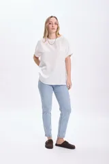 Pantalón de jean de corte recto, color azul claro con lavado claro.