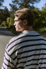 Buzo de manga larga con fit oversize cropped y cuello redondo. Mangas set-in para un mejor ajuste y comodidad. Confeccionado en tejido de rizo sin cepillar con superficie lisa y bucles internos.