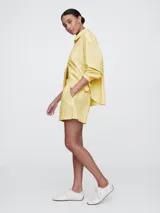 Short amarillo con finas rayas verticales negras, de corte holgado y cintura elástica.