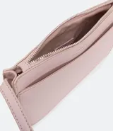 Bandolera rectangular color rosa, de cuero sintético, con correa fina ajustable y cierre superior.