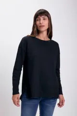 Remera negra de manga larga con cuello redondo y corte holgado.