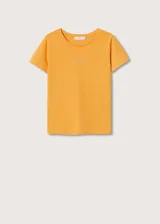 Camiseta de algodón color naranja con logo Mango estampado en el pecho. Diseño recto, cuello redondo y manga corta.