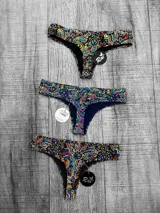 Pack de tres bombachas colaless estampadas con diseños abstractos en colores vibrantes.