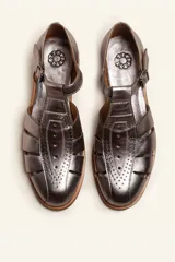 Sandalia marrón de cuero vacuno con diseño de tiras entrecruzadas, hebilla lateral y taco bajo de 2,5 cm.