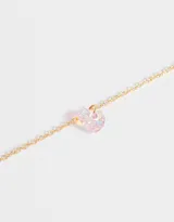 Cadena dorada con dije de corazón facetado color lila.