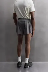 Shorts de running negros confeccionados en tejido técnico ligero y elástico con forro interior.