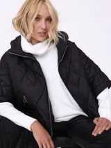 Sweater blanco de punto con cuello alto y botones decorativos en los hombros.