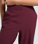 Pantalón de vestir femenino, color bordó, de corte recto y tiro alto, confeccionado en tejido de poliéster y viscosa. Presenta bolsillos tipo cuchillo.