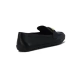 Zapato mocasín Comfortflex de cuero negro con detalle de hebilla dorada.