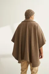 Poncho unisex de lana color marrón con cuello alto y broche a presión. Diseño exclusivo de Don Baez, hecho en Uruguay.