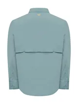 Camisa de manga larga color celeste, con cuello clásico, cierre frontal con botones, bolsillos en el pecho y ventilación en sisas y canesú. Confeccionada en tejido ultraligero de secado rápido con filtro UV 50+.