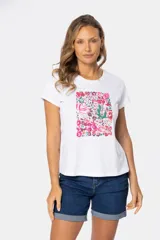 Remera blanca de algodón y poliéster con cuello redondo y mangas cortas. Estampado floral en el frente con tonos rosados, rojos y verdes.