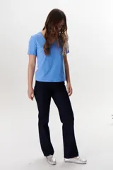 Pantalón de jean azul oscuro, de corte recto, con bolsillos delanteros y traseros.