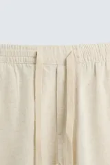 Pantalón azul marino de corte recto, con cintura elástica ajustable con cordón, bolsillos laterales y traseros.