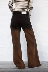 Jean de mujer de corte wide leg, color marrón oscuro con efecto degradado.