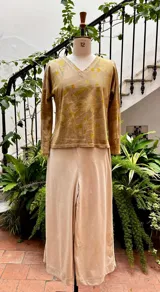 Remera de manga larga color beige con cuello en V y estampado botánico.