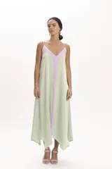 Vestido midi de satén color verde agua con panel central vertical color lila. Diseño suelto con breteles finos y escote en V.