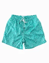 Short de baño turquesa con estampado abstracto en blanco, cintura elástica con cordón ajustable, dos bolsillos laterales y uno trasero.