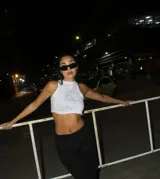 Top negro con estampado de texto y dibujo en color gris.