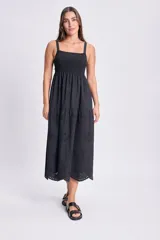 Vestido largo negro con breteles finos y cuerpo elastizado. Falda con broderie calado.