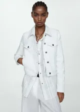 Chaqueta de jean blanca con cuello de solapa, cierre frontal con botones metálicos, bolsillos de parche con solapa abotonada en el pecho y mangas largas con puños abotonados.