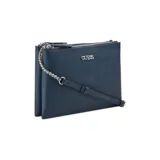 Bandolera Guess modelo Tidewood, color azul con logo plateado en el frente. Tiene correa larga de cuero sintético ajustable y correa corta de cadena plateada. Cierre superior con cremallera y herrajes plateados.