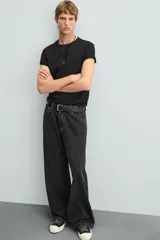 Pantalón de jean azul grisáceo con efecto lavado, corte amplio y tiro alto.