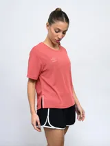 Remera deportiva celeste con logo Umbro estampado en el pecho.