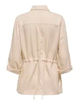 Chaqueta color beige claro, con cuello clásico, mangas 3/4 con trabillas y cierre con botones. Cuenta con cuatro bolsillos frontales con solapa y cintura ajustable con cordón.